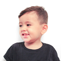 Foto de un niño mirando en ángulo y no de frente. 