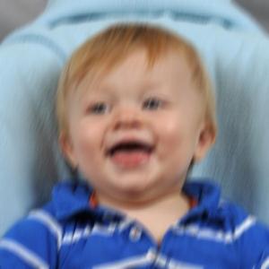 Foto borrosa de un niño pequeño.