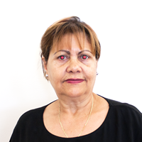 Foto de una mujer con ojos rojos por el flash de la cámara. 