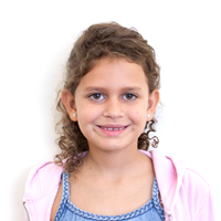 Foto clara de un menor de edad con iluminación uniforme y sin sombras.